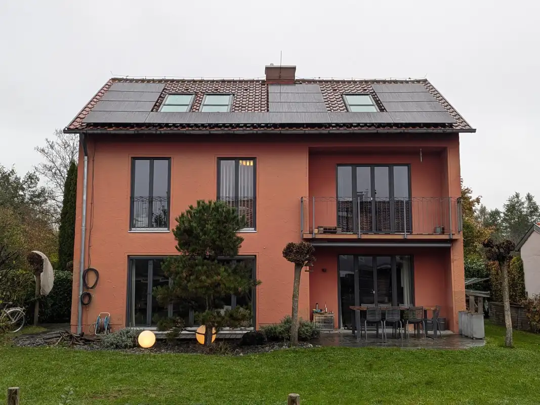 Fachgerecht montierte Photovoltaikanlage auf einem Einfamilienhaus in Kempten im Allgäu