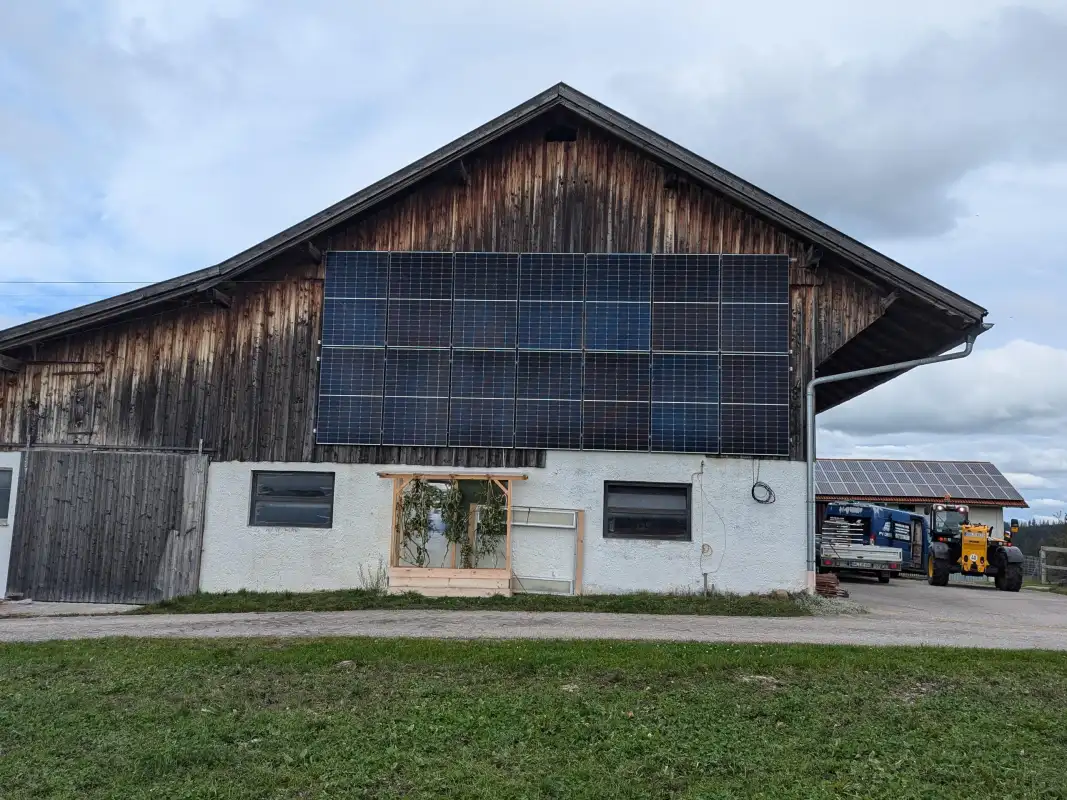 Fassaden-PV an einem landwirtschaftlichen Hofgebäude
